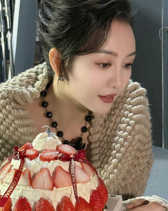 王鸥近照大变样，42岁发福告别“刻薄相”，这种气质才叫国民小姨