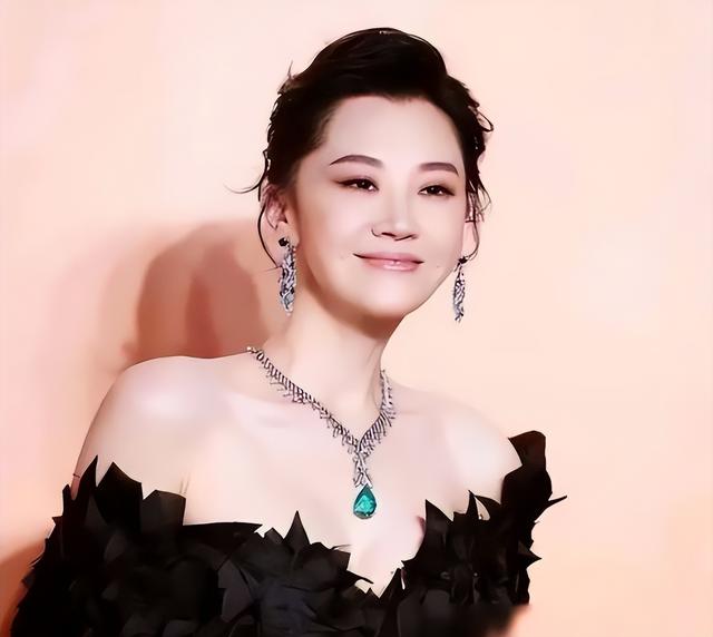 她一生 “风流成性、老少通吃	”，撩汉无数	，现如今56岁却依旧单身