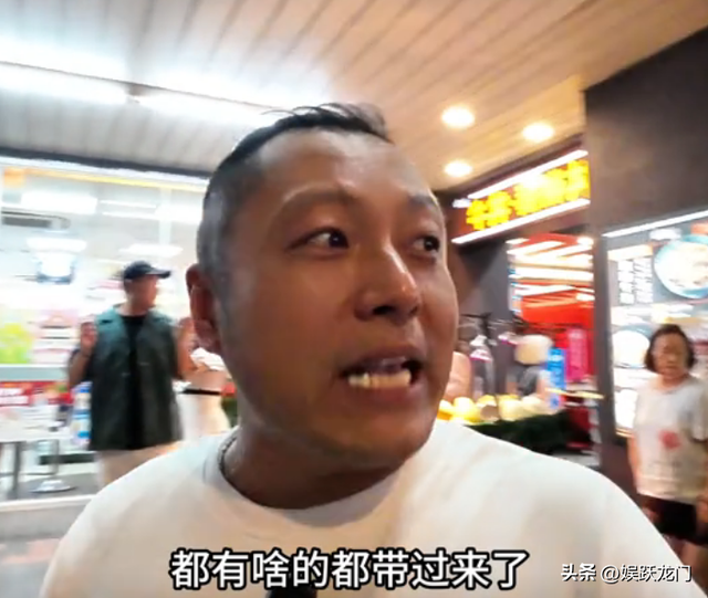 寻亲遇亲叔后续：空手上门、晚辈先动筷，网友曝靠诋毁中国赚外币