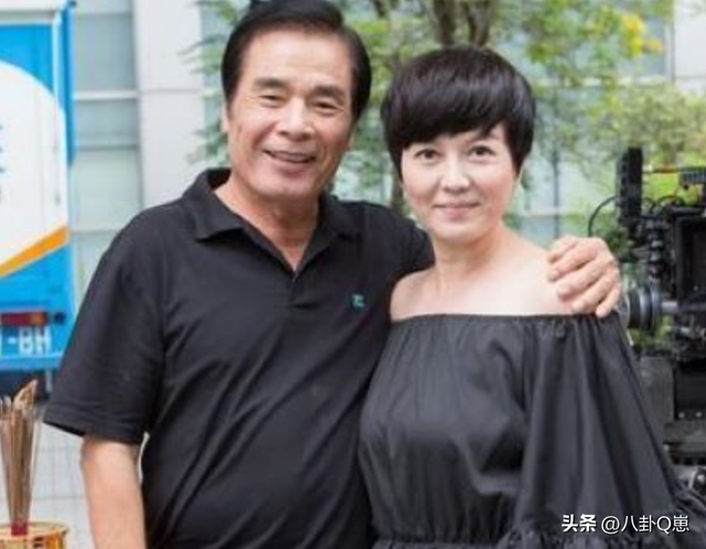 “6个老婆”同住一屋，每人每月7万零花钱，71岁又娶第七房小娇妻