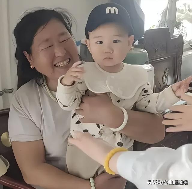 难怪陈亚男伤感，再看大衣哥现儿媳，她跟人在处事上就差了两个字