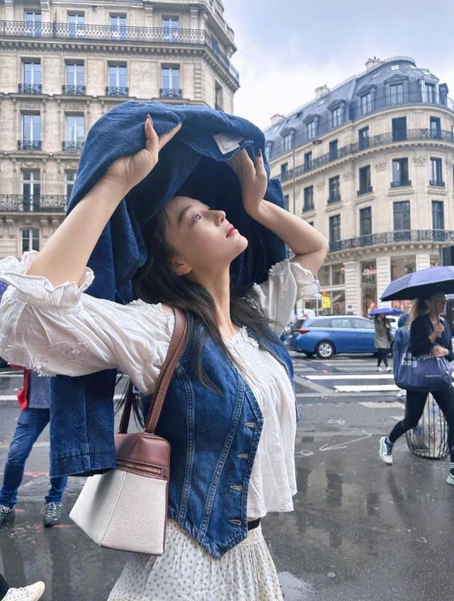 张馨予太丰满，穿深V裙都兜不住好身材，我感慨：资本果然会选人