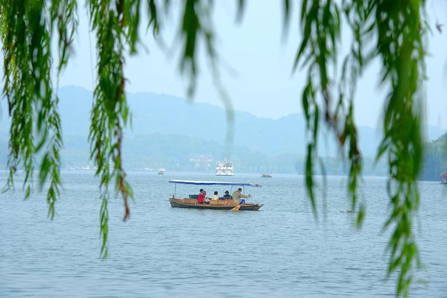 西湖:一砚秋水写晨光