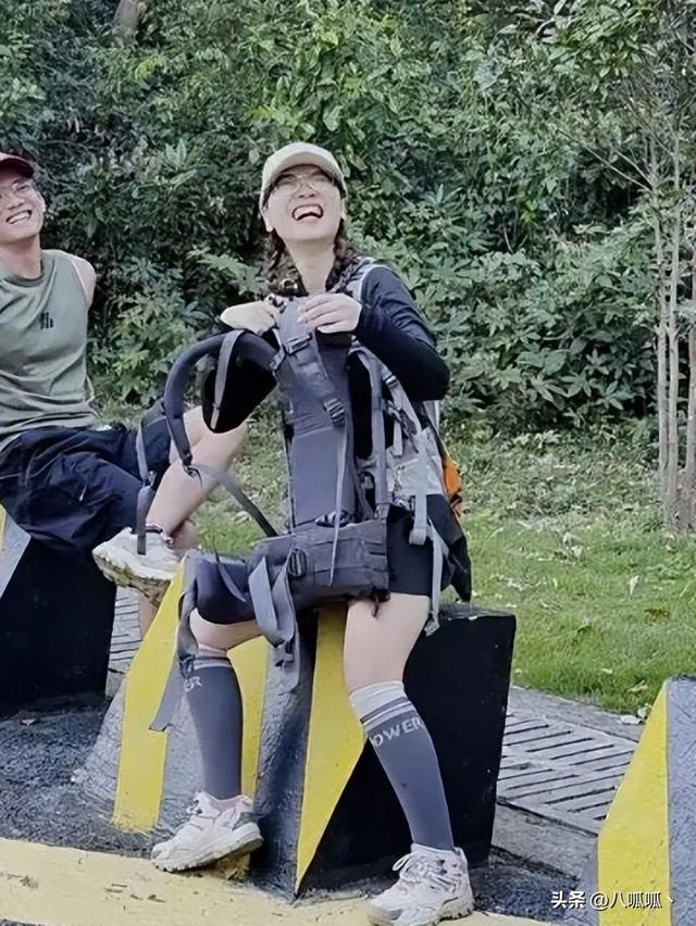 广东女子登山脚崴，被陌生小伙背40分钟下山，恶心的一幕出现了