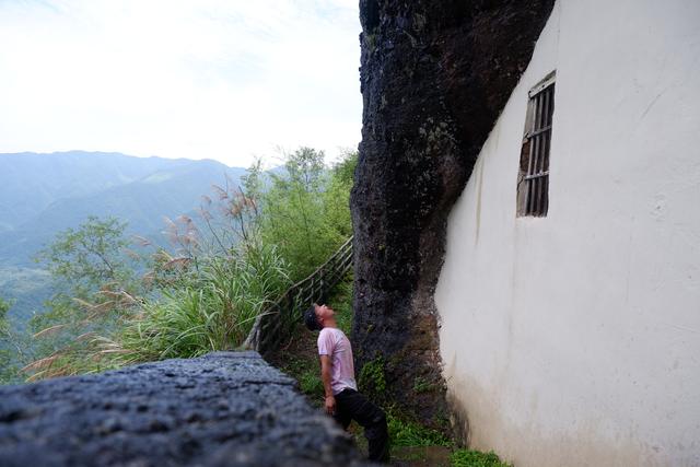 探秘三岩寺红军洞