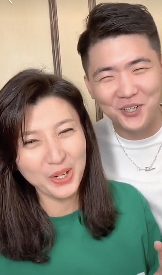 道歉不到24小时，闫学晶再迎三大噩耗，她儿子可能30万都赚不到了