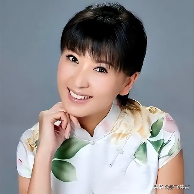 闫学晶丑闻再曝！一人已被拘留，婚变内幕被扒，亲手拔父亲氧气管