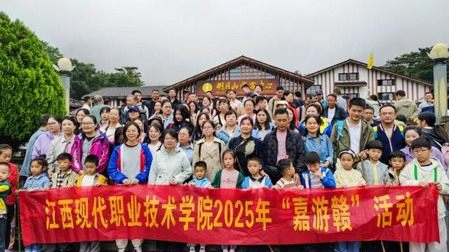 明月山迎千人旅行团，秋季旅游人气旺！