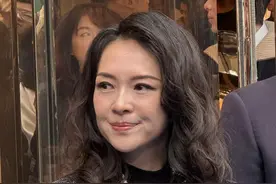 章子怡 在成都太古里活动现场，路人视角，岁月催人老！图片