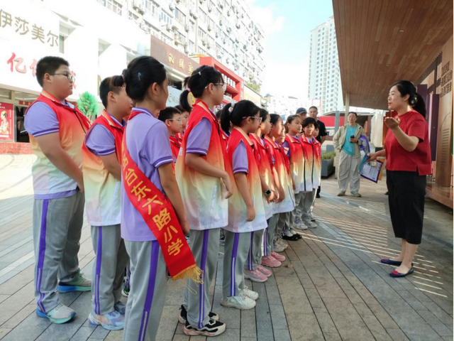 畅游青岛 文明相伴！市北区“小小文明观察员”亲子行动 步行街上倡树文明旅游新风