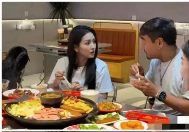 怪不得那么多人喜欢她 路人镜头下都美得不像话 看起来年轻又漂亮