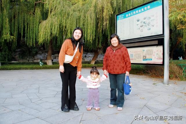 我在昌乐西湖公园拍到的游客