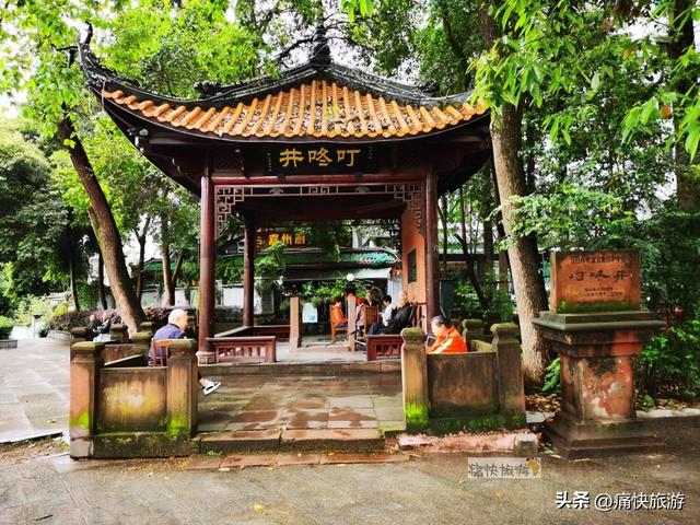 雨中漫步乐山城