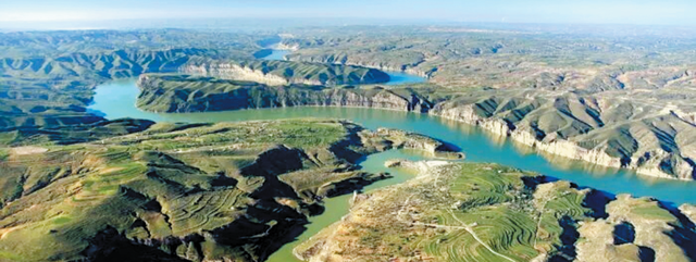 偏关：直叫山峁披绿装 一泓清水入黄河