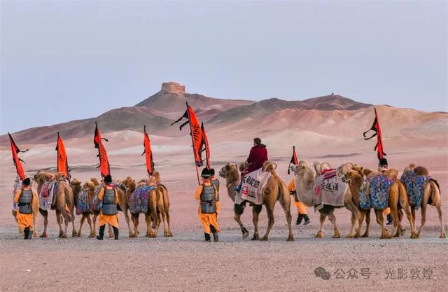 新疆“东天山来的骆驼队”参加盛大的入关欢迎仪式