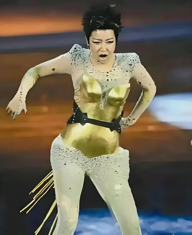 孙悦穿紧身衣外面穿个铠甲硬勒出腰线大腿累的赘肉堆积太难看了