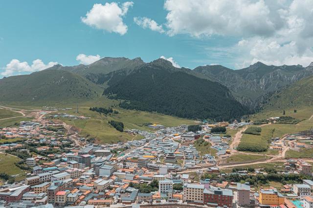 甘肃与四川青海三省交界有座小城，雪山碧水，让张骞都流连忘返