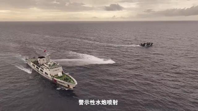中国不再手下留情，黄岩岛现场画面传开，菲船员被打的抱头鼠窜