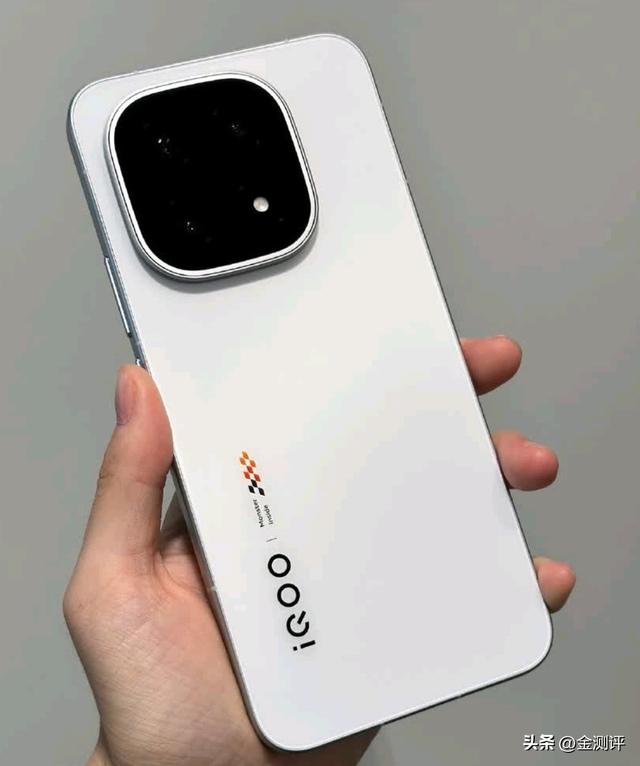 7560mAh+120W，iQOO、红米、真我谁才是2025旗舰“卷王”