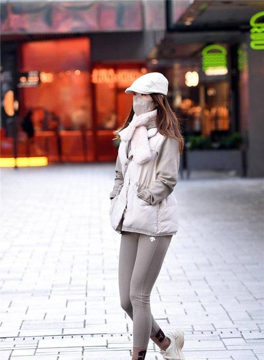 冬季穿着有瑜伽裤，也是对自己身材自信，还是要注意保暖