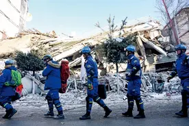 ​混乱中的蓝天救援队图片