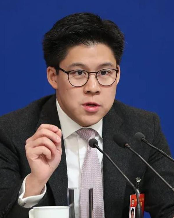 三连升！霍启刚官宣喜讯，新身份给郭晶晶长脸，让李嘉诚不敢吭声