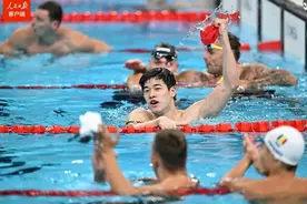 潘展乐破纪录夺金！外公：高兴，高兴，还高兴，更高兴图片