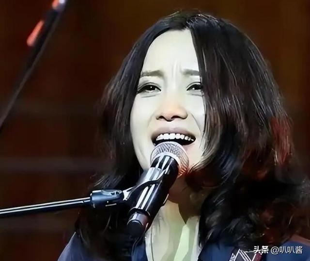 她连上5次春晚，私下却和恩师同居怀孕被骗流产，今57岁依然单身