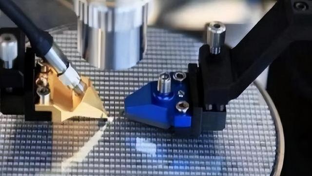 光刻机大卖！ASML正式公布，不对华退让？外媒：阿斯麦太狡猾