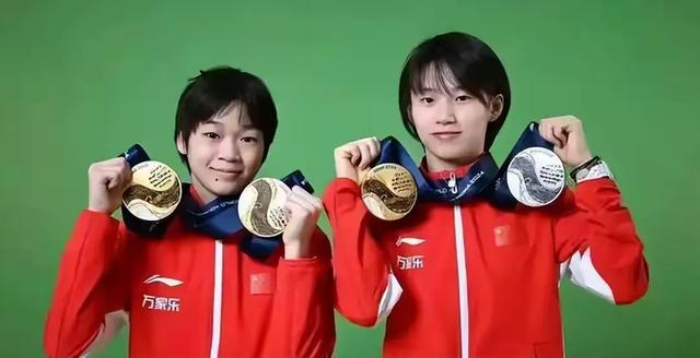 全红婵回农村老家，心情大好！一会逛新房工地	，一会悠闲摘草莓！