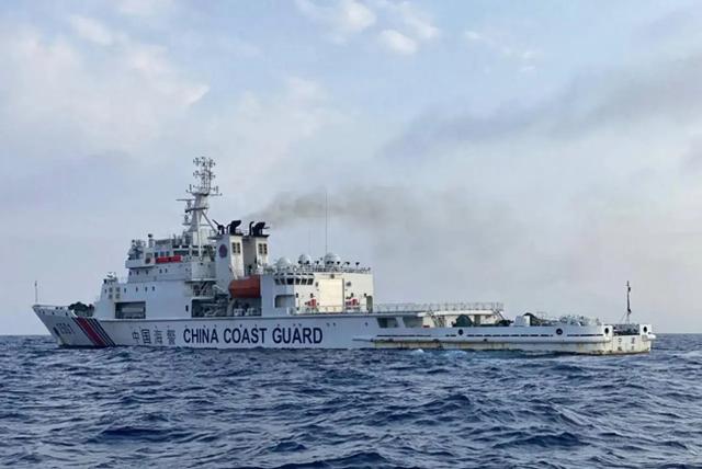 菲律宾35艘船包围黄岩岛，052D携海警迎战，马科斯反问中国一句话