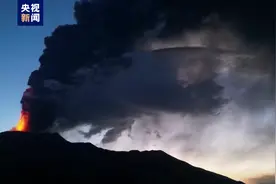 意大利埃特纳火山喷发 西西里岛最繁忙机场一度限制航班起降图片