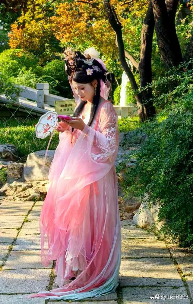 《雨荷厅畔荷香美女乐》～新华社原军事记者陶俊峰泉城大明湖美拍
