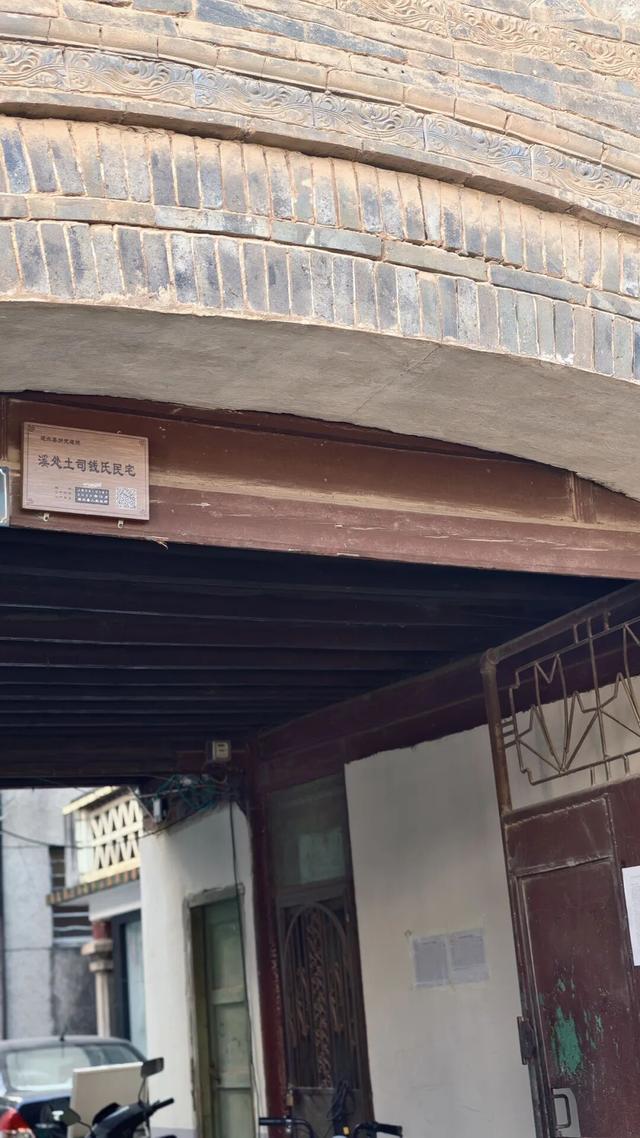 喝井水，烤豆腐，云南这座活着的千年古城，和杭州同名