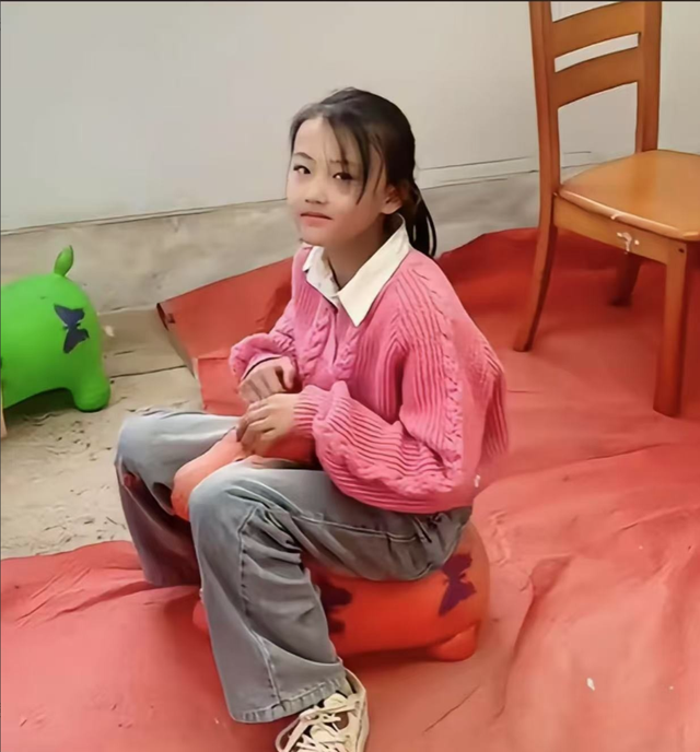 没钱还硬装？宁夏一笑成名拒绝百万签约的小女孩	，现在成了这样