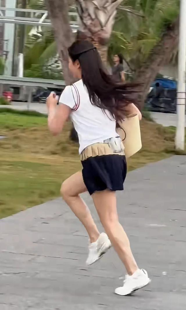 47岁刘涛打篮球被偶遇，真实状态身材不错，没有说的那么年轻漂亮