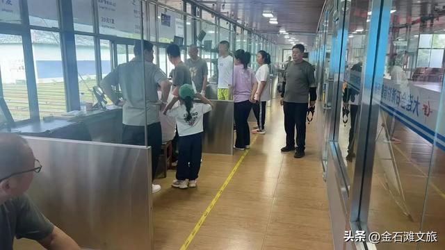 长假前两天，金石滩各景点活动多人气旺