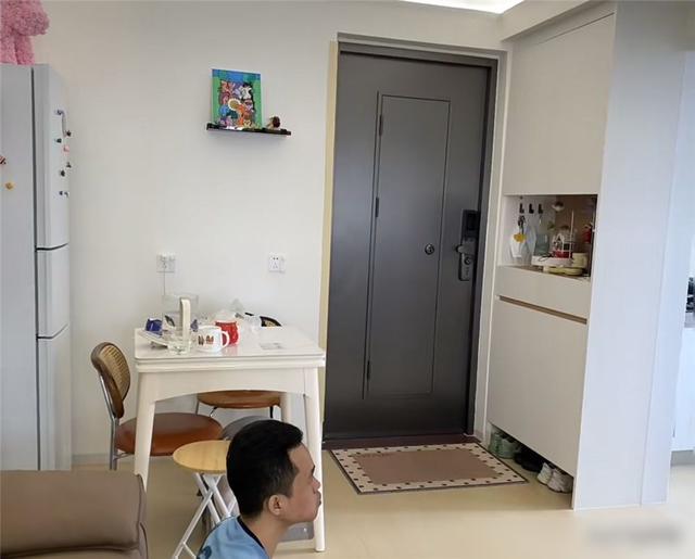 一对广州新婚夫妻，不听家人劝买下35㎡老破小，装修后：太值了