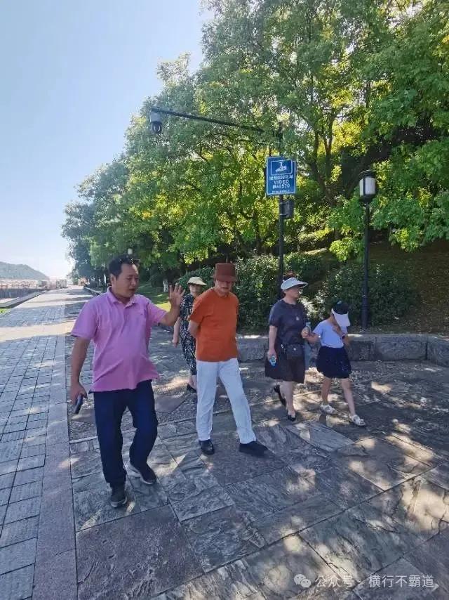严学章到桐庐,隔着富春江遥望东西钓台,感慨万千