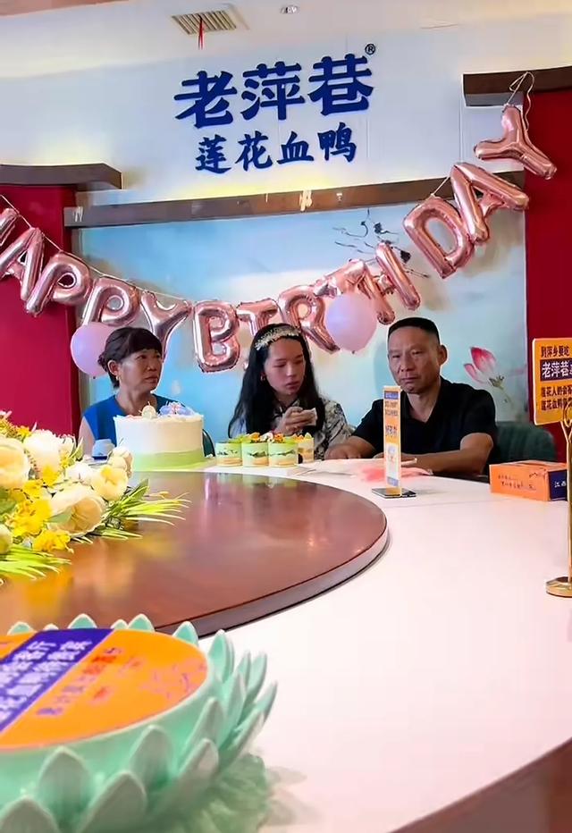 比利时女孩黄楼认亲结束，和养父母去北京旅游，离别前生母后悔了