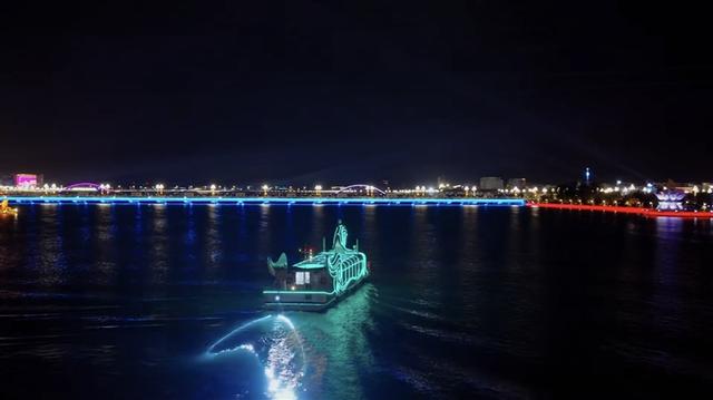 拉萨河“牦牛天团”打卡热潮点燃高原夜经济