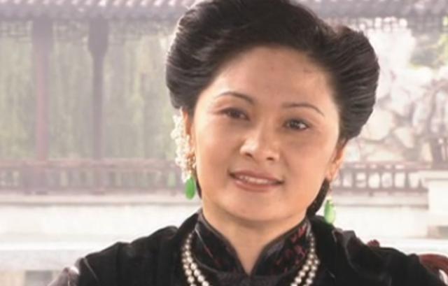 她是天生丽质的美女演员，嫁给军委副主席之子，离婚后成知名画家