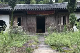 别等吃了亏才明白：一人不入庙，二人不观井，三人不抱树，四人…图片