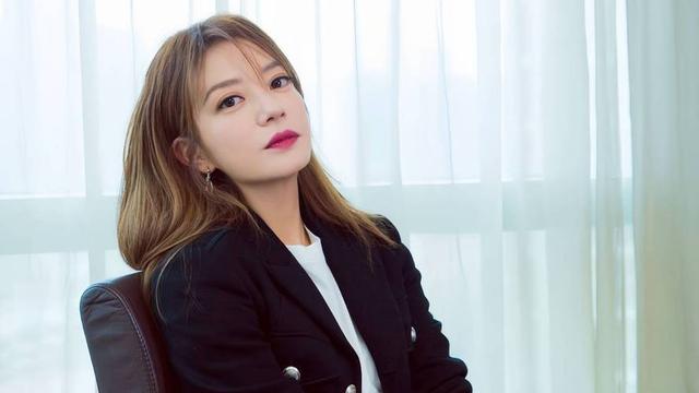 拔出萝卜带出泥！49岁赵薇近况再曝	，事业婚姻双失败，丑闻太恶劣