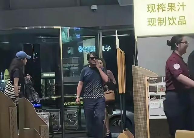 郎朗夫妻郑州吃火锅，吉娜穿短裙身材火辣，丈夫发福胖到不敢认
