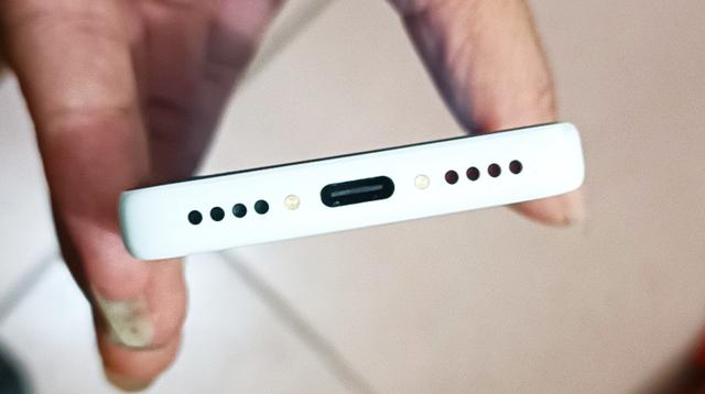 长条造型像遥控器，这款国产小众智能机，定制系统更好用