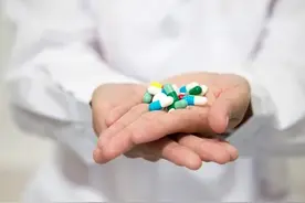 我今年才检测出尿酸值超标，但是脚趾痳木肿胀痛风却已经好几年了图片