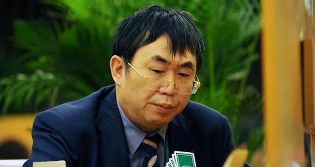 聂卫平告别仪式：大儿子手捧遗像	，3个子女都到齐，众人含泪悼念