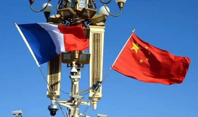 还没上访华专机，马克龙催中国送礼，法国致电北京，王毅亮出16字