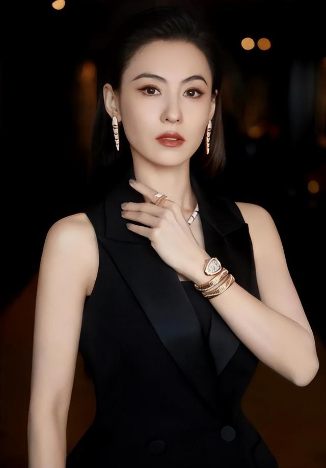 谢霆锋也没想到，张柏芝会因阅兵当天的一特殊举动，实现口碑暴增